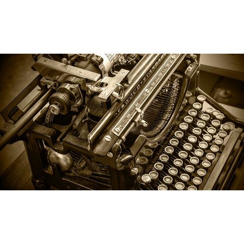 Sederquist, Betty 아티스트의 Usa-California Vintage typewriter at a historic radio receiving station at Point Reyes작품입니다.